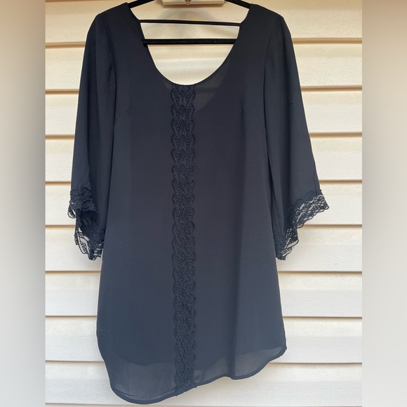 Revolve Astr black 3/4 sleeve deep neck blouse, vertical/sleeve lace, lined, XS - Picture 1 of 9